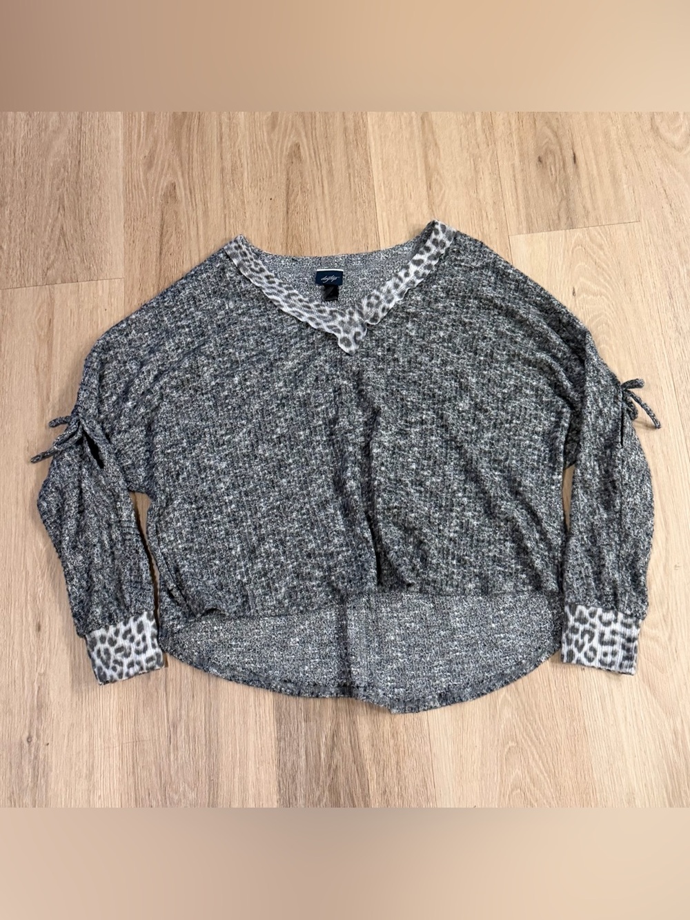 Daytrip Women’s Heather Gray Knitted Sweater with Leopard Print Trim size Medium